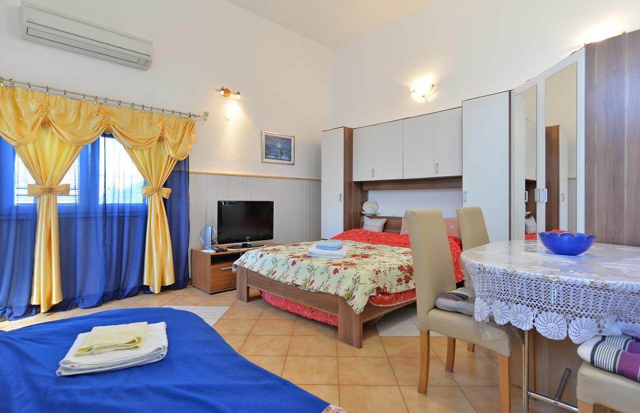 Apartments Dino 1374 Pula Exterior photo